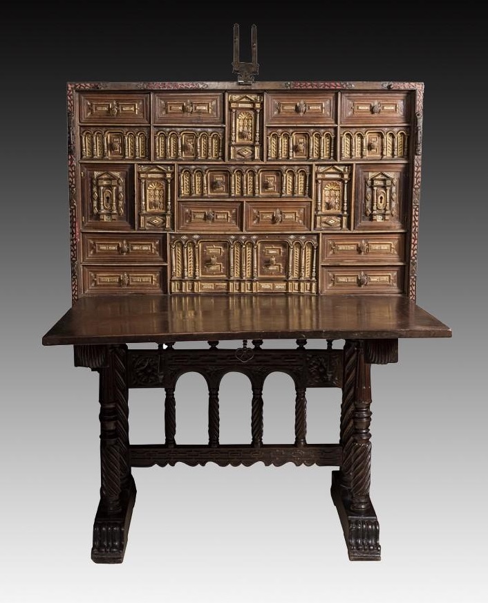 Bargueño en madera de nogal